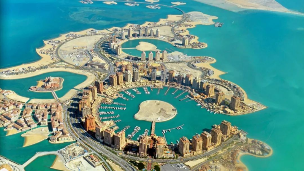 Qatar: Where Desert Meets the Sea - A Guide to the Richest Country in the World
