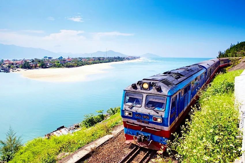 10 of the World's Most Scenic Train Journeys: Every Second a Different View